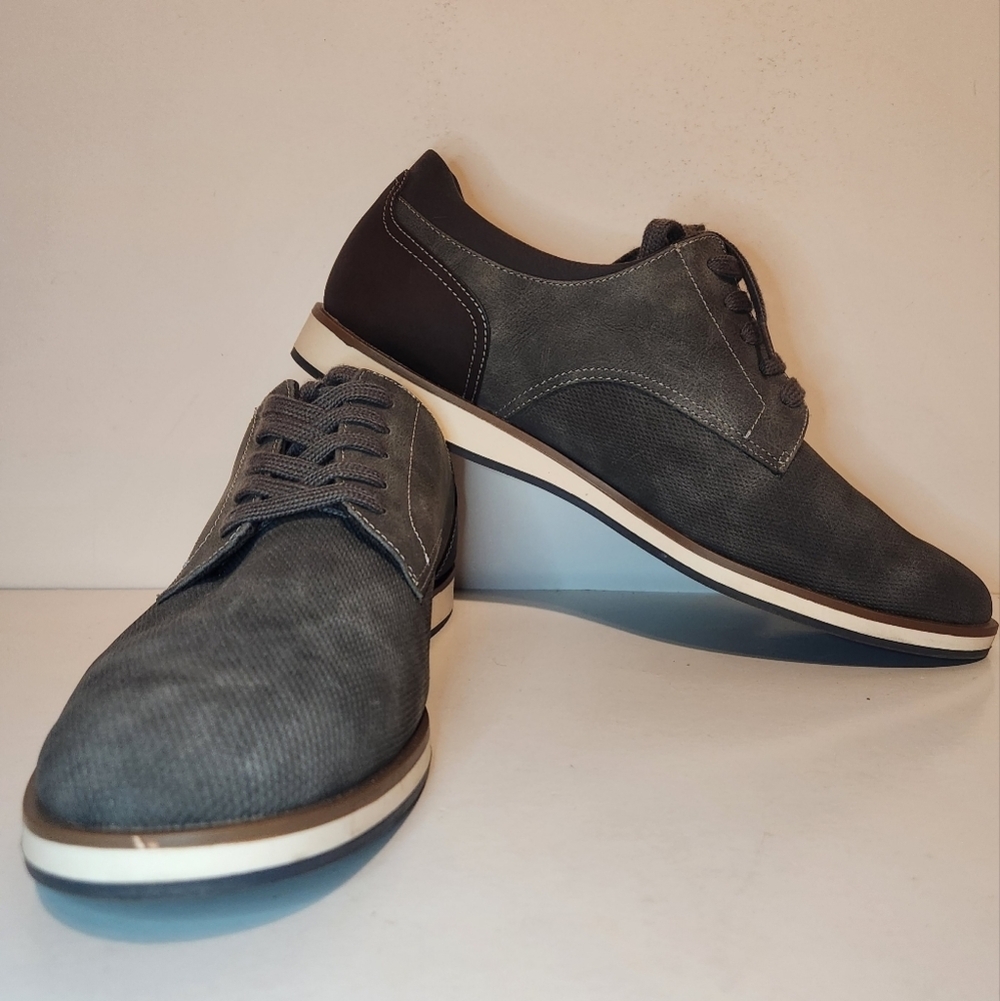 Like New ALDO Cycia lace up dress sneakers in grey Men’s size 9 1/2